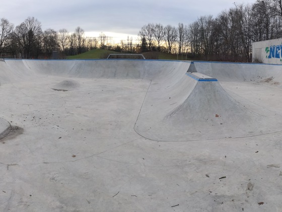 Zwei Mini Ramps geteilt durch Spine Wobble