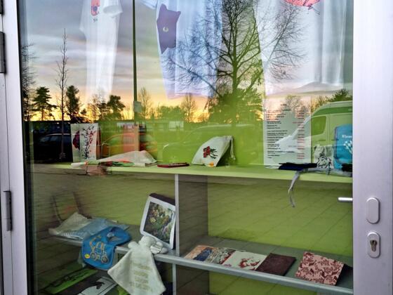 Schaufenster des Diakonie Junge Arbeit Siebdruck Ladens