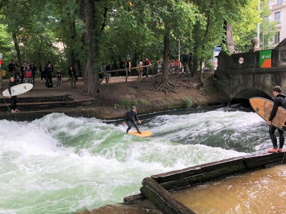 Viel begeistertes Publikum unterstützt die Surfer