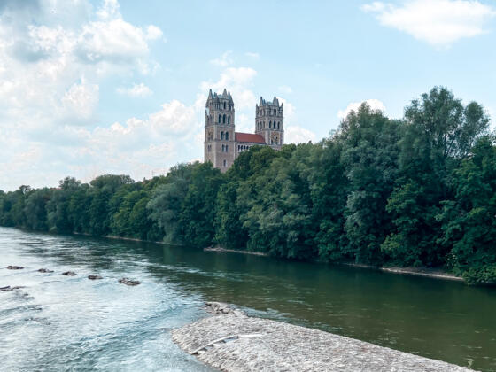 Blick von der Reichenbachbrücke auf die Pfarrkirche 