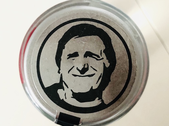 Vom Deckel des Monaco Gin grinst der Monaco Franze