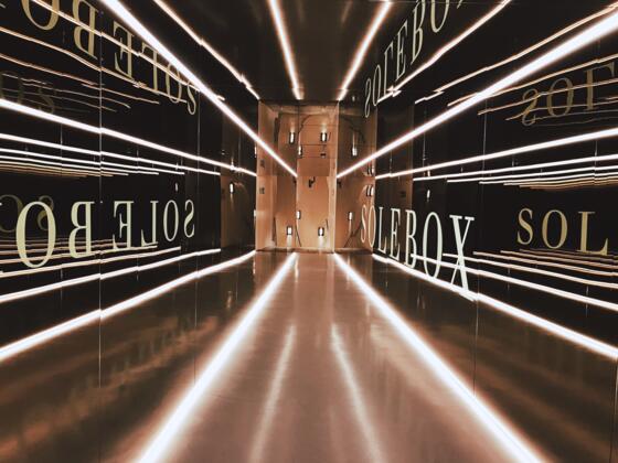 Surrealer Spiegelgang als Eingang 