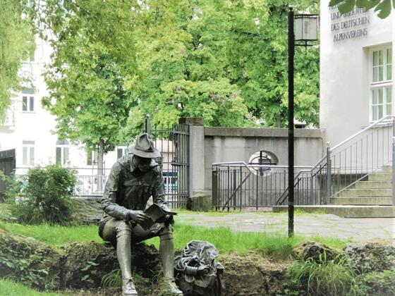 Die Statue des Wanderers rastet ebenfalls im Museumsgarten