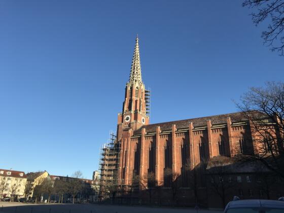 Blick auf den Mariahilfplatz mit Kirche