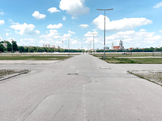 Theresienwiese mit Blick auf die Paulskirche und die Bavaria mit der Ruhmeshalle
