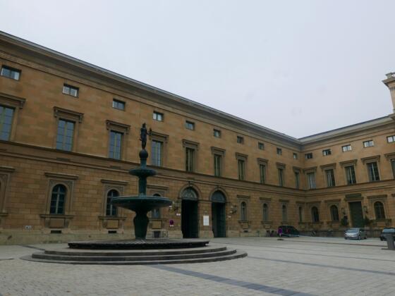 Zugang zum Brunnenhof