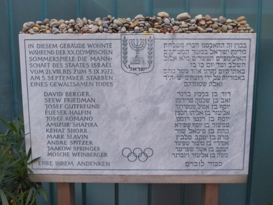 Gedenktafel in der Conollystraße 31 - Schauplatz des Olympia-Attentats 1972