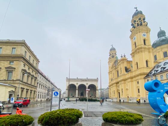 Odeonsplatz mit Feldherrenhalle und Theatinerkirche