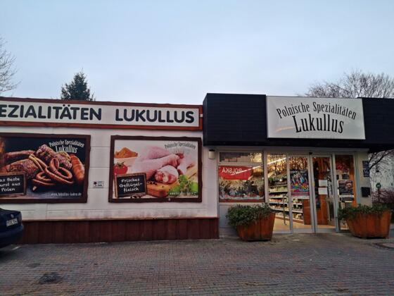 Fassade des Lukullus Supermarkts 