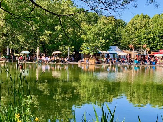 Blick aufs Café von dem gegenüber liegenden Ufer