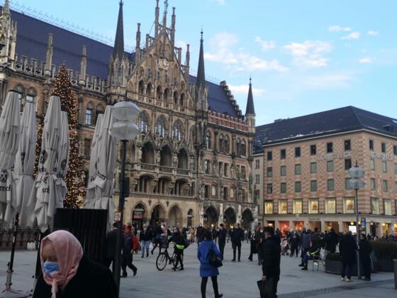 Rathaus und Mariensäule