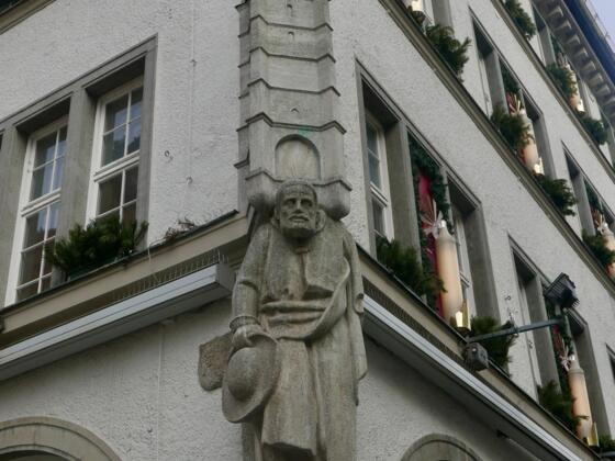 Skulptur des Goldschmieds mit dem schönen Turm auf seinen Schultern