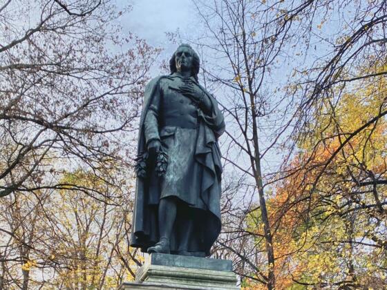 Schillerdenkmal - Bronzestatue