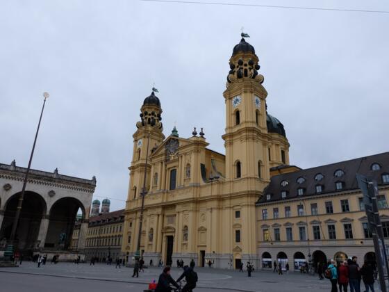 Odeonsplatz - Theatinerkirche