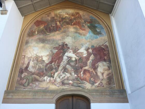 Fresko mit einer Darstellung der Sendlinger Mordweihnacht 1705 von Wilhelm Lindenschmit an der Außenwand der Alten Pfarrkirche St. Margaret