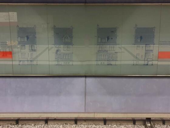 Glasplatten an den Ubahnwänden