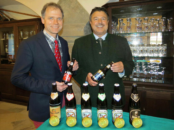 Stolz präsentieren die Geschäftsfüher ihr vielfach prämiertes Bierrepertoire.