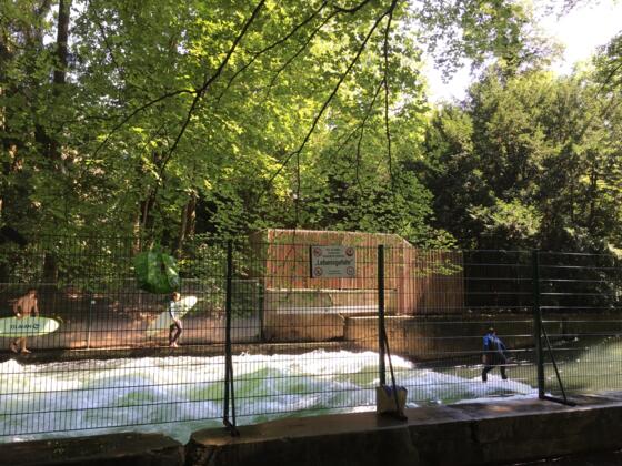 Kleine Welle am Eisbach