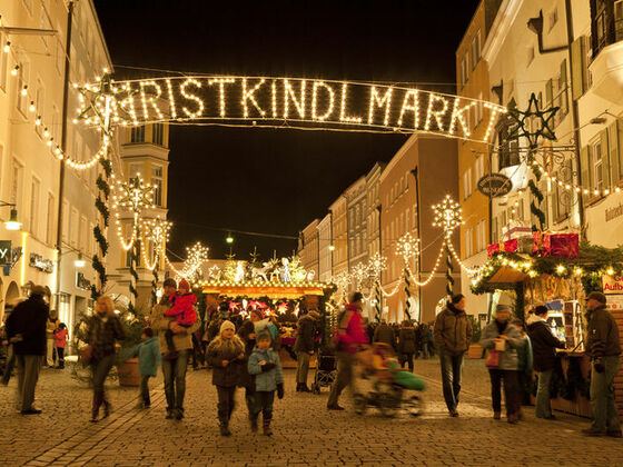 Beleuchteter Rosenheimer Christkindlmarkt am Abend.