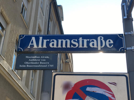 Das Straßenschild der Alramstraße in München