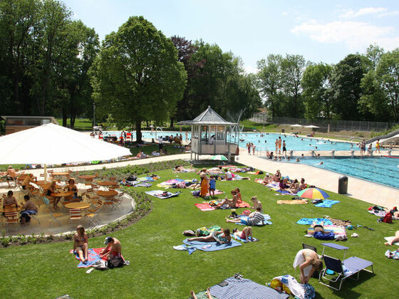 Freibad Rosenheim mit Liegewise.