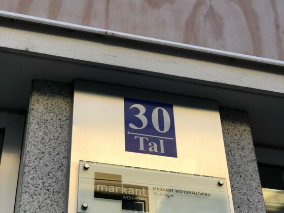 Straßenschild Tal 30