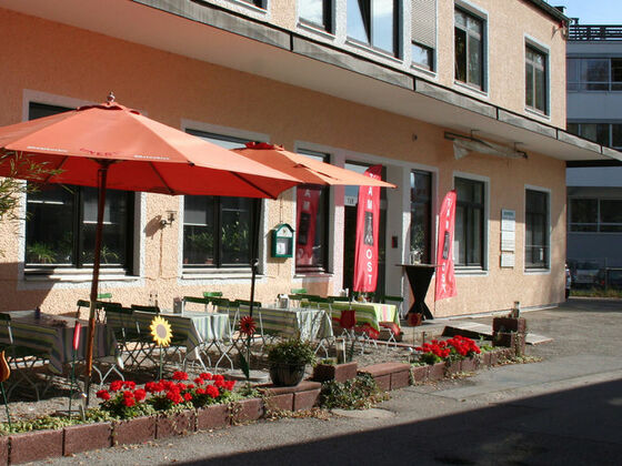 Fassade am Eingangsbereich des TAM-OST Theaters in Rosenheim.