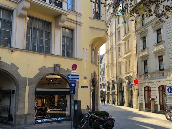 Am Kosttor in Richtung Platzl blickend