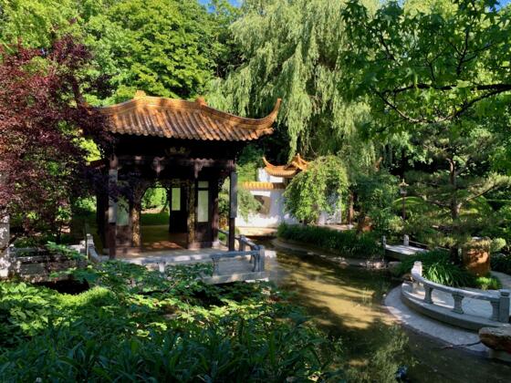 Blick auf den Pavillon des Sommers und den Weg des Frühlings