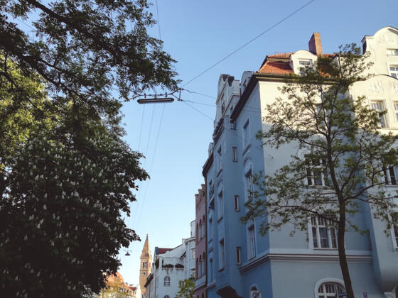 Viktoriastraße, St. Ursula Kirche im Hintergrund