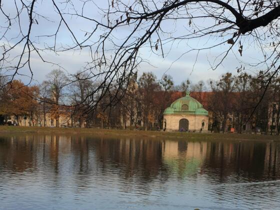 Hubertusbrunnen - Ansicht von der südlichen Auffahrtsallee
