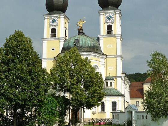 Schleifenroute - Westfassade der Klosterkirche Metten