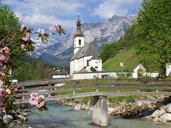 Postkartenmotiv: Die Pfarrkirche St. Sebastian im Bergsteigerdorf Ramsau