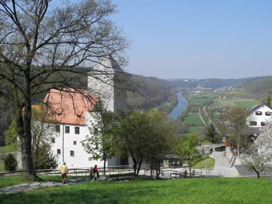Burg Prunn bei Riedenburg mit Blick ins Altmühltal
