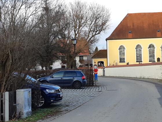 Parkplatz bei der Kirche