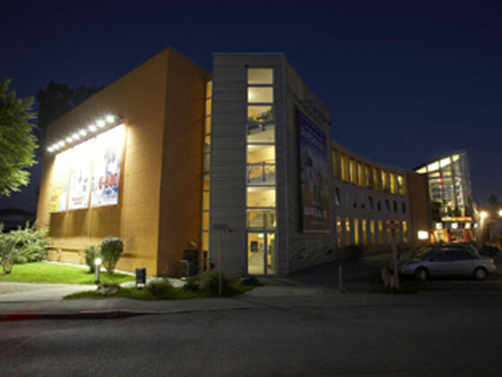 Citydome Rosenheim bei Nacht.