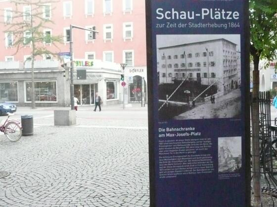 Die Bahnschranke am Max-Josefs-Platz - Info-Stele 2