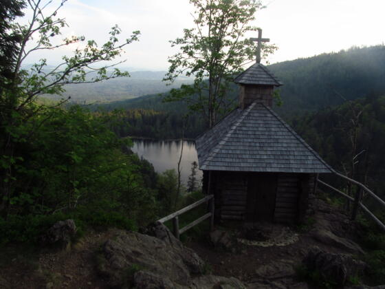 Rachelkapelle in der Abenddämmerung