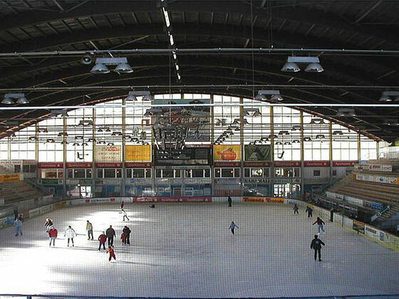 Öffentliches Schlittschuhlaufen im Eisstadion Rosenheim.