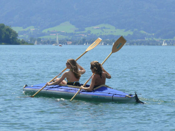 Kajakfahrer im Zweisitzer auf dem Chiemsee.