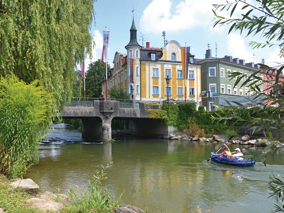 Amperbrücke mit Schlauchbootfahrer