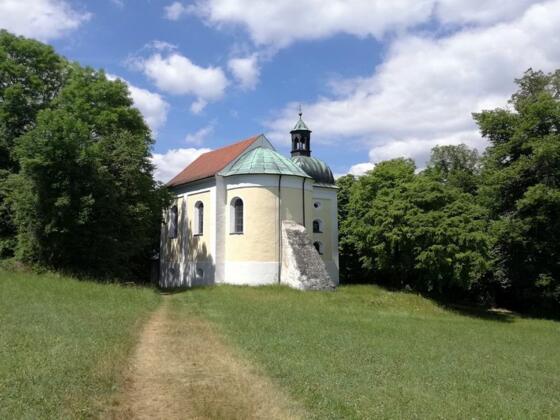 Die Frauenbergkapelle befindet sich oberhalb vom Kloster Weltenburg.