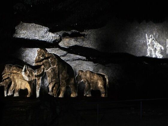 Projektion in der Tropfsteinhöhle Schulerloch in Essing