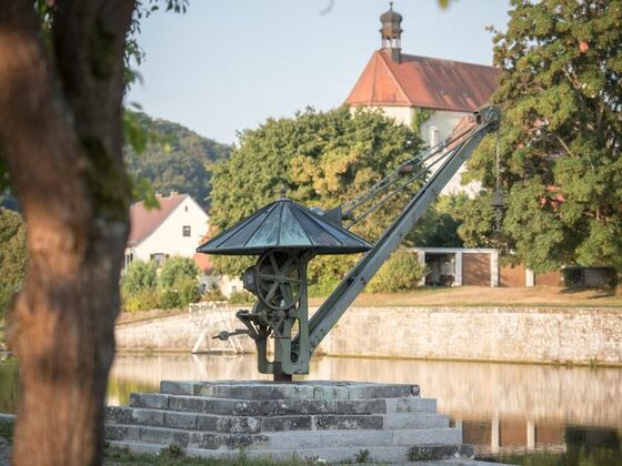 Alter Hafen mit Kran in Kelheim