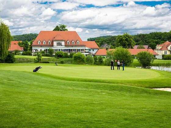 Saftiges Grün erwartet Sportbegeisterte auf dem Golfplatz Bad Abbach Deutenhof.