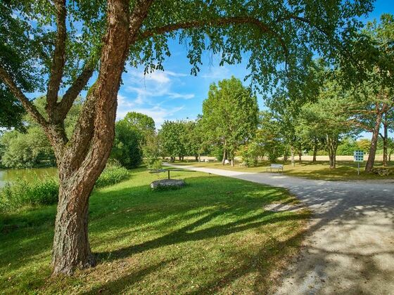 Der grüne Kurpark im neuen Kurzentrum Bad Göggings ist ein idyllisches Plätzchen zum Spazierengehen und Entspannen.
