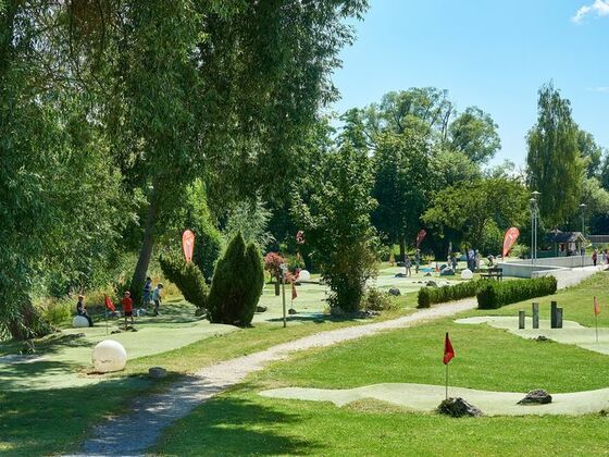 Die Eisvogel SpielGolf Anlage in Bad Gögging - Das Spiel vollzieht sich auf 18 einzelnen Bahnen, die deutlich größer sind als beim Minigolf.