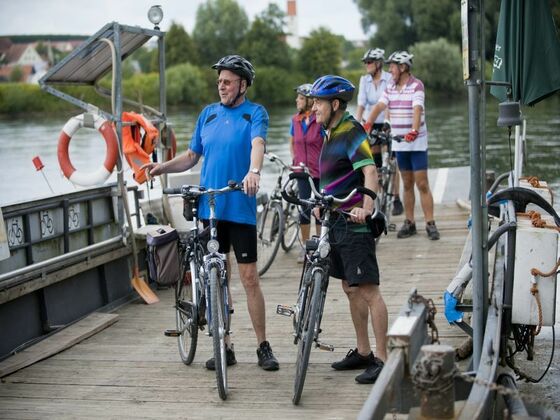 Radfahrer auf der Fähre Eining-Hienheim