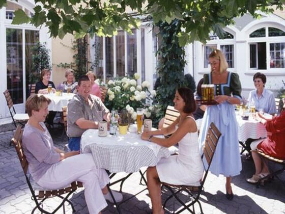 Biergarten im Gasthof Jungbräu in Abensberg im Hopfenland Hallertau