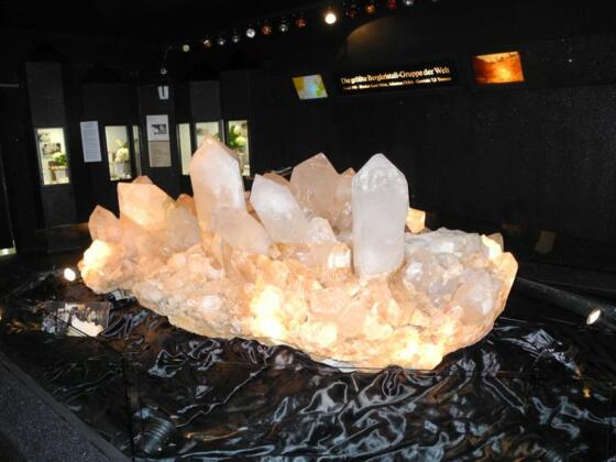 Die größte Bergkristallgruppe der Welt im Kristallmuseum Riedenburg